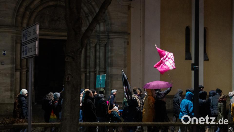 Bei der Demo gegen Rechts haben sich tausende Menschen zu einem Protestmarsch durch Weiden versammelt. Bild: knz