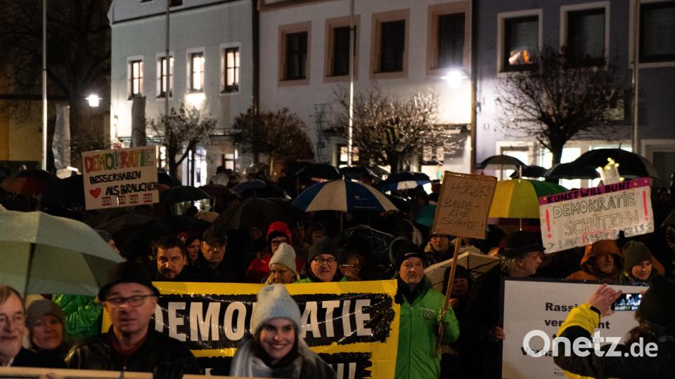 Bei der Demo gegen Rechts haben sich tausende Menschen zu einem Protestmarsch durch Weiden versammelt. Bild: knz