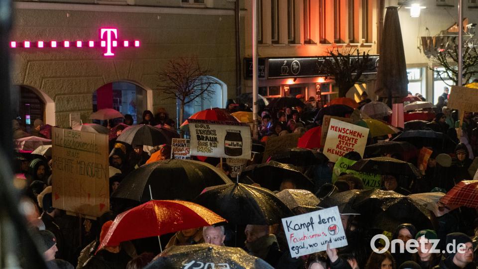 Bei der Demo gegen Rechts haben sich tausende Menschen zu einem Protestmarsch durch Weiden versammelt. Bild: knz