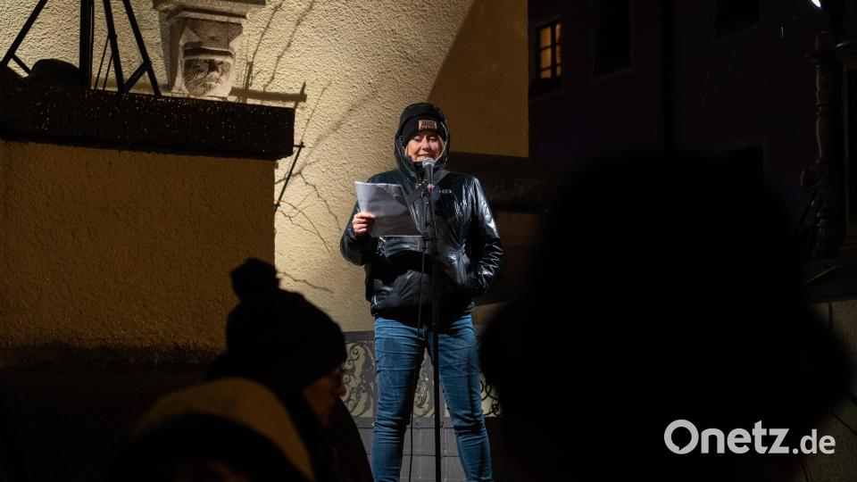 Bei der Demo gegen Rechts haben sich tausende Menschen zu einem Protestmarsch durch Weiden versammelt. Bild: knz