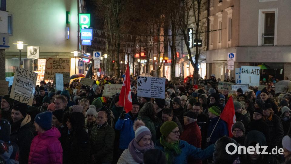 Bei der Demo gegen Rechts haben sich tausende Menschen zu einem Protestmarsch durch Weiden versammelt. Bild: knz
