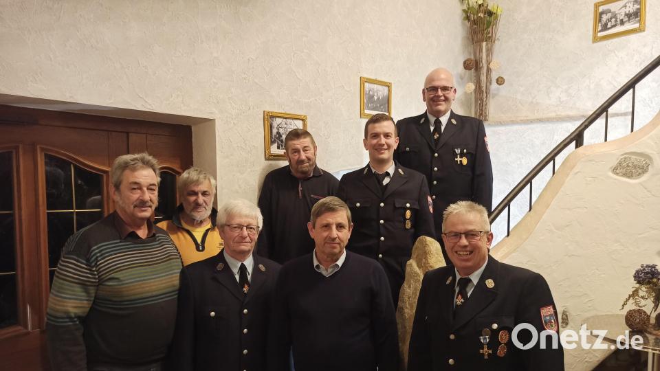 Die Feuerwehr Wernersreuth ehrte verdiente Mitglieder. Im Bild (von links) Werner Konhäuser, Albert Härtl, Erwin Stingl, Wolfgang Gmeiner, Gerhard Härtl, der bisherige Vorsitzende Manuel Brucker, Bürgermeister Klaus Meyer und Kommandant Klaus Frank. Bild: Feuerwehr Wernersreuth/exb