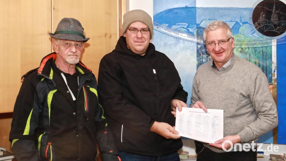 Peter Putz (von links) und Robin Putz übergaben an Bürgermeister Johannes Reger eine Unterschriftenliste. Bild: Stadt Erbendorf/exb