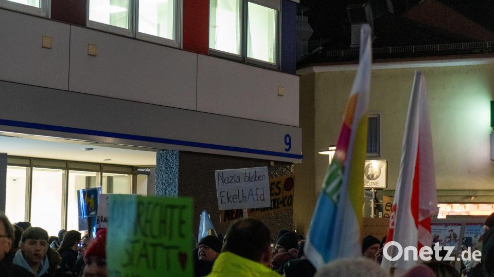 Bei der Demo gegen Rechts haben sich tausende Menschen zu einem Protestmarsch durch Weiden versammelt. Bild: knz