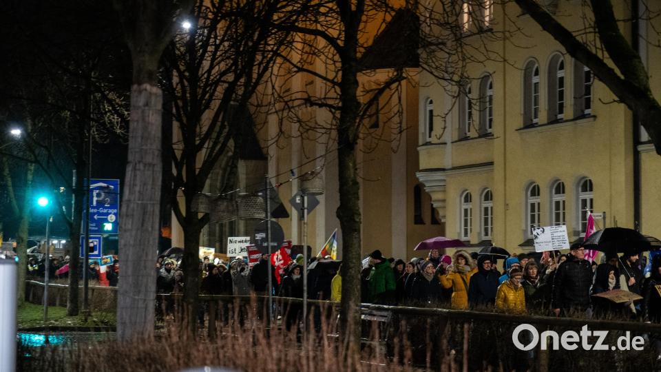 Bei der Demo gegen Rechts haben sich tausende Menschen zu einem Protestmarsch durch Weiden versammelt. Bild: knz