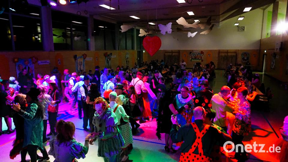 *volle Tanzfläche zur Musik der &quot;Scampies&quot; Bild: wec