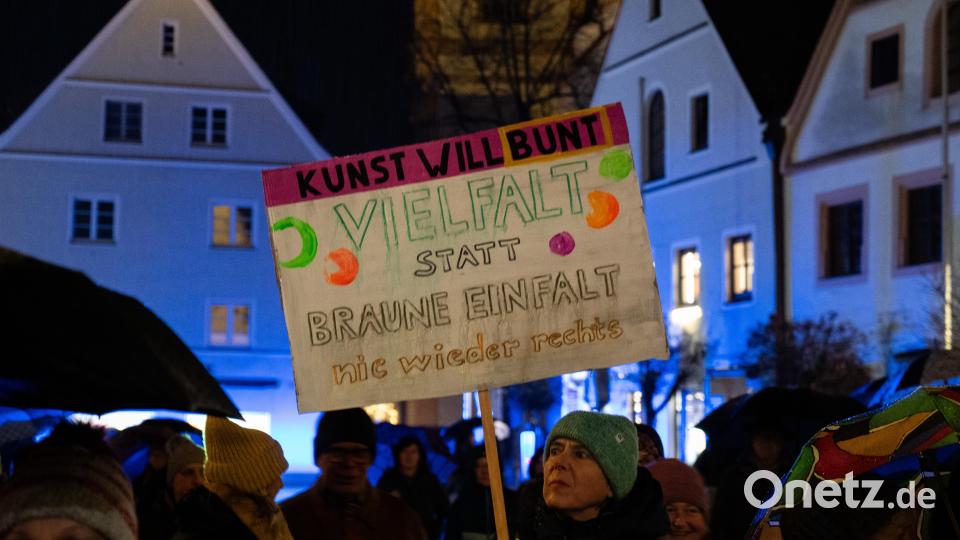 Bei der Demo gegen Rechts haben sich tausende Menschen zu einem Protestmarsch durch Weiden versammelt. Bild: knz