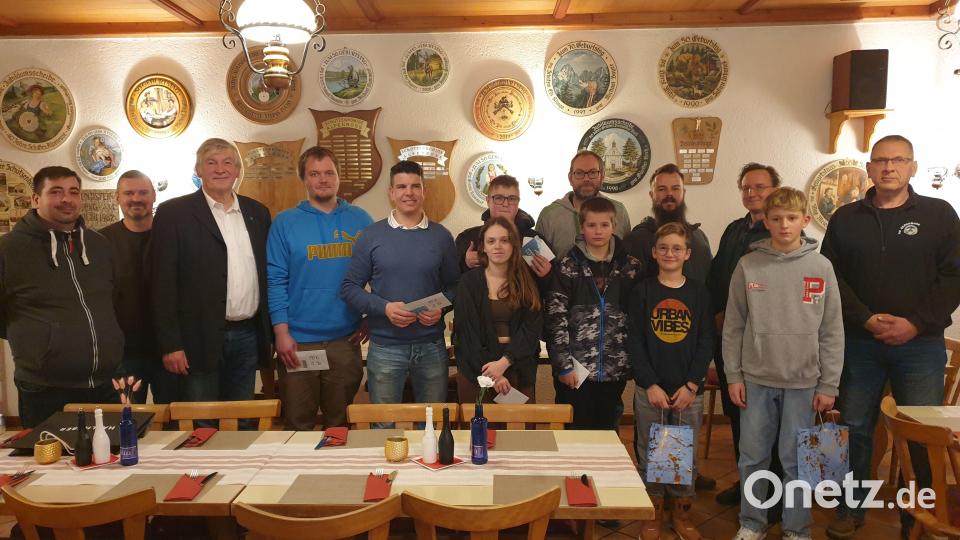 Dana Zeiler (Sechste von links) räumte bei den Jugendlichen den ersten Preis beim Neujahrsschießen der Hammerwegsiedler im Schützenheim Alpenrose ab, Volker Hartmann (Dritter von rechts) siegte bei den Erwachsenen. Bild: Paul Grötsch/exb