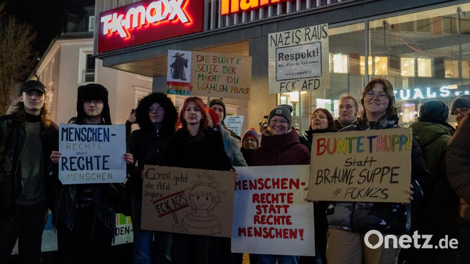 Bei der Demo gegen Rechts haben sich tausende Menschen zu einem Protestmarsch durch Weiden versammelt. Bild: knz