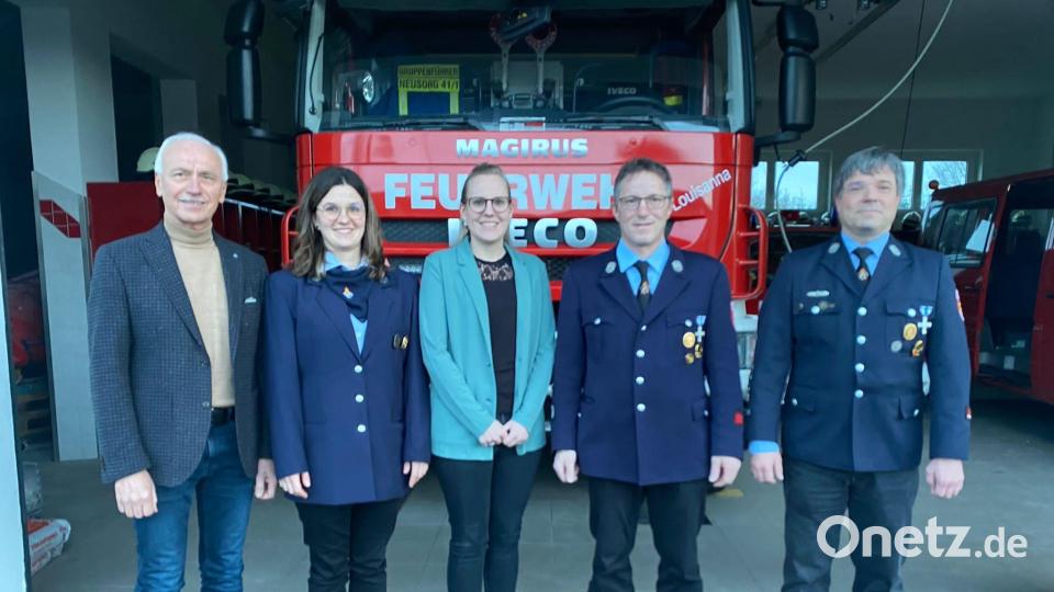 Bürgermeister Peter König (von links), Zweite Vorsitzende Julia Zeitler, neue Kassiererin Steffi Schindler und ihr Vorgänger Heribert Schraml sowie Vorsitzender Alexander Veigl. Bild: Feuerwehr Neusorg/exb