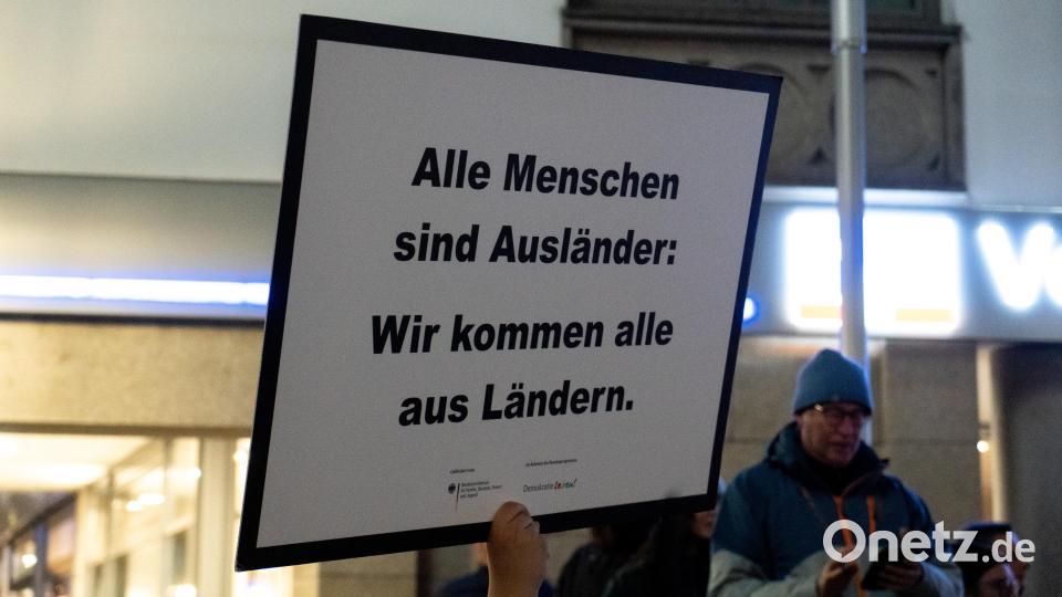 Bei der Demo gegen Rechts haben sich tausende Menschen zu einem Protestmarsch durch Weiden versammelt. Bild: knz
