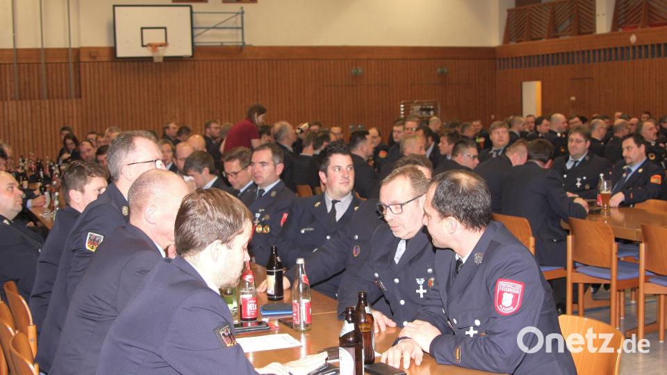 Rund 250 Feuerwehrleute aus dem Landkreis Tirschenreuth waren zur Sitzung nach Fuchsmühl gekommen. Bild: wro