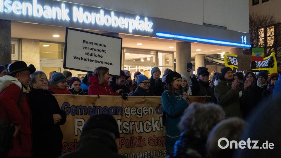 Bei der Demo gegen Rechts haben sich tausende Menschen zu einem Protestmarsch durch Weiden versammelt. Bild: knz