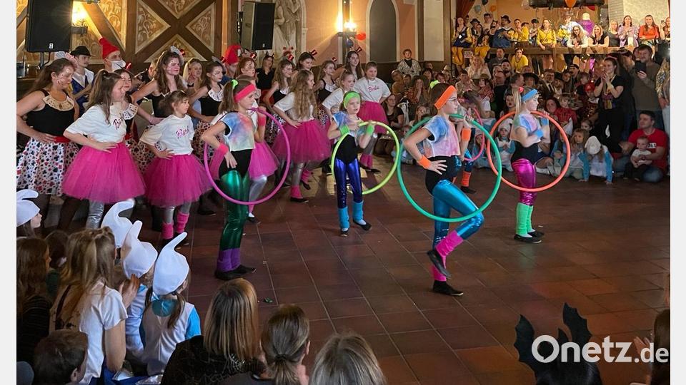 Die Auftritt der Garden begeistern die Besucher beim Familienball der Pleysteiner Pirnzengarde. Bild: bey
