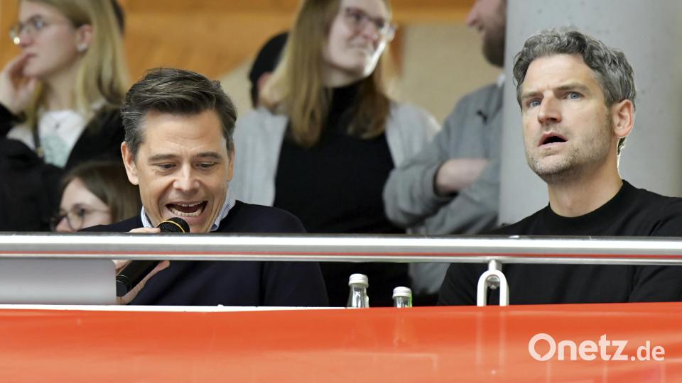 Die beiden Sky-Moderatoren Sascha Roos (links) und Peter Hardenacke kommentierten den Turnierverlauf professionell und mitreißend. Bild: Hubert Ziegler