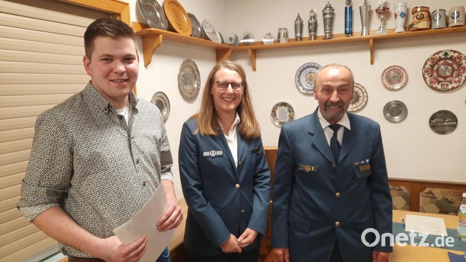 Bei der Jahresabschlussfeier stellt THW-Chef Hans Deyerl (rechts) seinen neuen Stellvertreter Martin Simon (links) vor, Veronika Engler von der THW-Regionalstelle überreicht beiden die Ernennungsurkunde zum Ortsbeauftragten bzw. zum Stellvertreter. Bild: Berger/exb