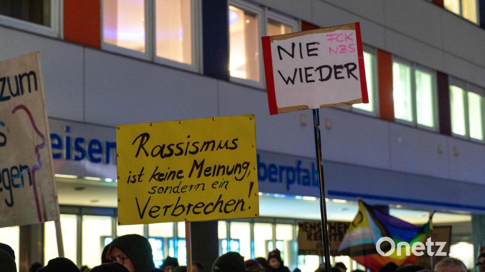 Bei der Demo gegen Rechts haben sich tausende Menschen zu einem Protestmarsch durch Weiden versammelt. Bild: knz