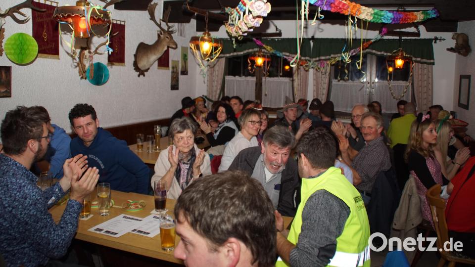 Im früheren &quot;Bräu-Wirtshaus&quot; feiert die Grenzlandblaskapelle den Faschingsauftakt im Schönseer Land. Bild: mmj