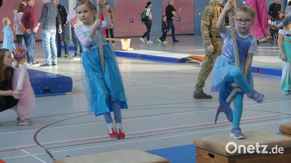 Besonders die Mädchen schweben gerne in den Faschingshimmel hinein. Bild: rn