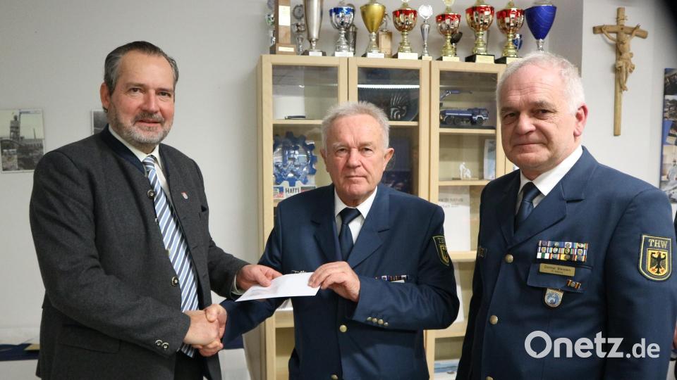 Bürgermeister Frank Zeitler verleiht die Ehrenamtskarte an Fritz Kristel mit Dietmar Bleistein (von links). Bild: Kristel/exb