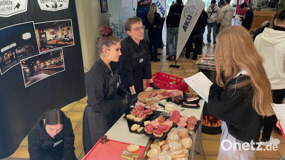 Zwei Klassen kümmerten sich bei der Ausbildungsmesse um das Catering und sammelten dabei gleich praktische Erfahrungen im Veranstaltungsmanagement. Bild: pad