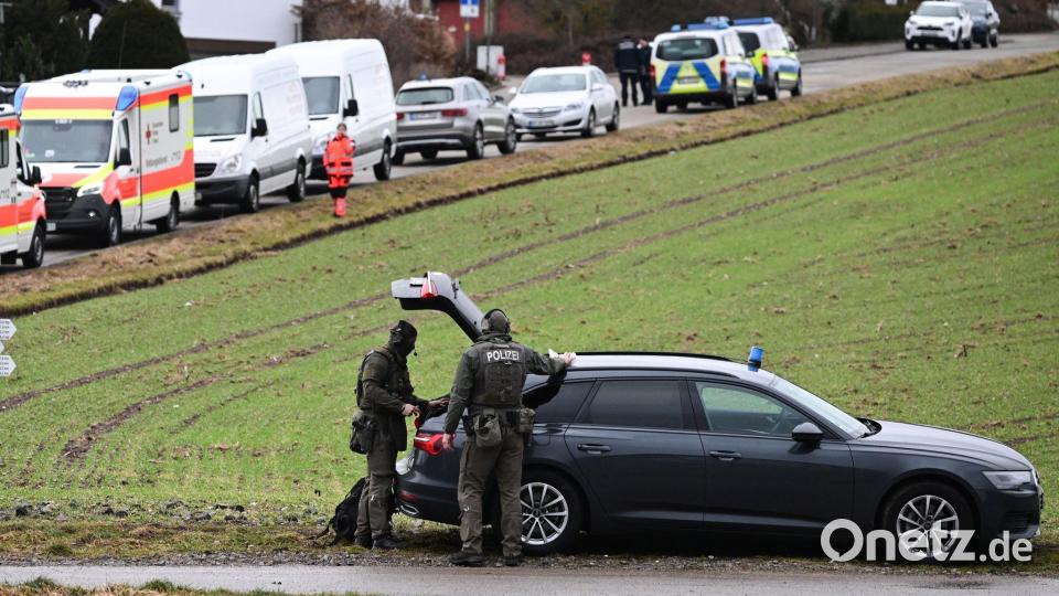 Die Polizei sperrte das Haus weiträumig ab und evakuierte umliegende Gebäude. Bild: Bernd Weißbrod/dpa