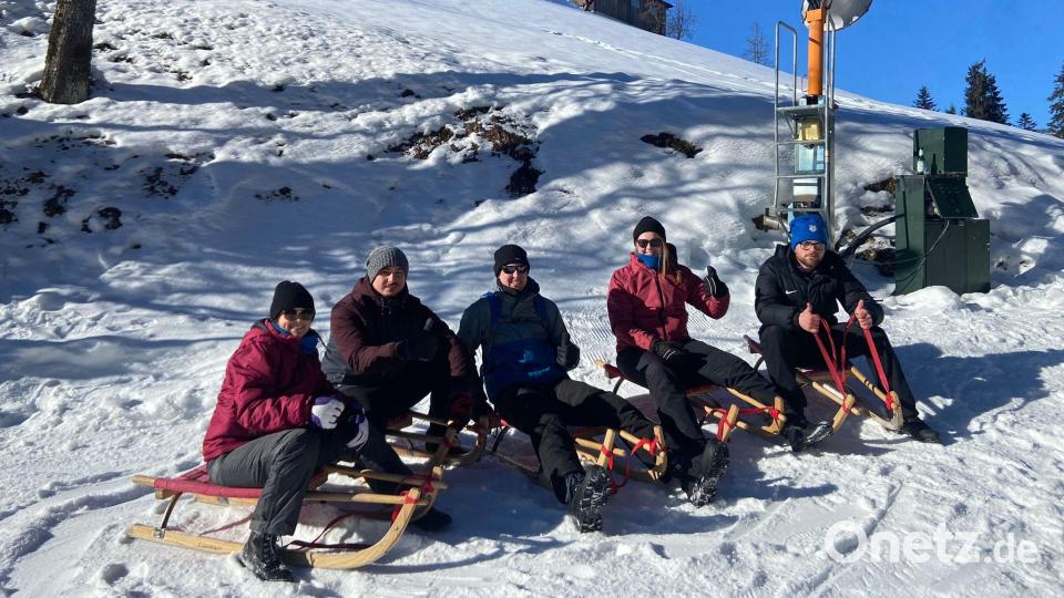 Gerne tauschten die Fußballer des TuS Rosenberg zwischendurch mal die Ski gegen Schlitten ein. Bild: kok