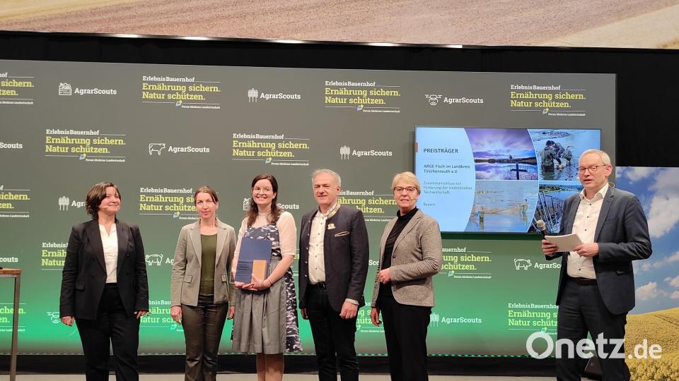 Der Deutsche Kulturlandschafts-Preis wurde bei der Grünen Woche in Berlin überreicht. Dabei waren (von links) die sächsische Landwirtschafts-Staatssekretärin Gisela Reetz, Arge-Geschäftsführerin Dr. Mariya Ransberger, Teichwirtin Anna Klupp, Landrat Roland Grillmeier, DSK-Vorstandsvorsitzende Susanne Schulze Bockeloh und Moderator Dr. Ludger Schulze Pals. Bild: Arge Fisch e.V./exb
