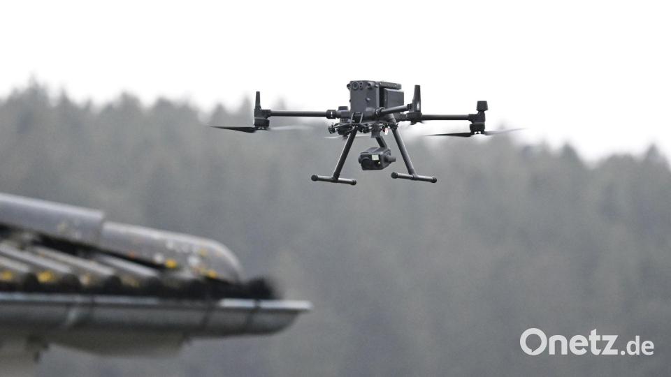 Auch eine Polizei-Drohne kam zum Einsatz. Bild: Bernd Weißbrod/dpa