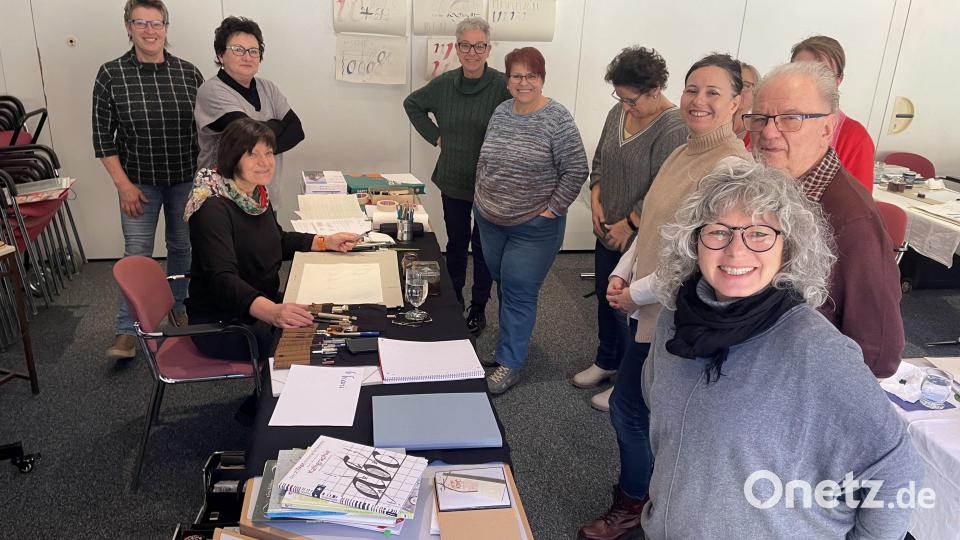 Kalligrafie-Kurs in der Amberger Zeitung Bild: Birgit Färber/exb