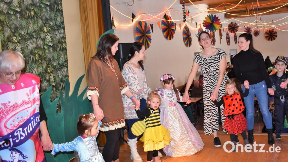 Die Kinder haben tolle Kostüme beim Kinderfasching an, egal ob sie nun Prinzessin, Marienkäfer, Biene oder Polizist waren. Bild: rgr