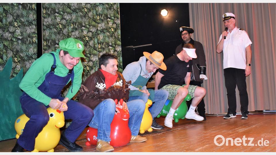Nicht nur die Kleinen, auch die Großen haben beim Kinderfasching der Pfarrgemeinde viel Spaß beim &quot;Gummitier-Hüpfen&quot;. Bild: rgr