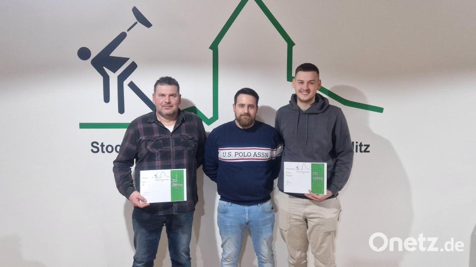 Neuer erster Vorstand Johannes Ponnath (Mitte) übernimmt die erste Ehrung in seinem Amt. Für 20 Jahre Vereinstreue werden Stefan Hagn (links) und Tom Unger (rechts) geehrt. Bild: Dinkelmeyer/exb