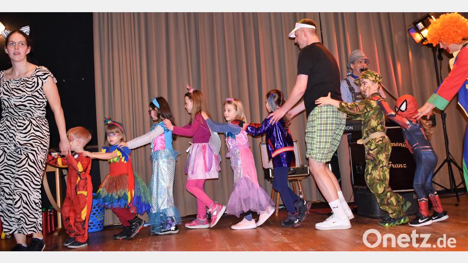 Polonaise auf der Jugendheim-Bühne. Bild: rgr