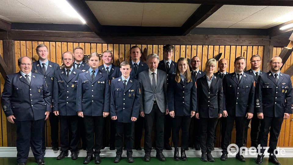 Die Vorsitzenden Florian Trißl und Felix Weiser (von links), Kommandant Christian Zölch (rechts), Kreisbrandinspektor Klaus Schicker (Vierter von rechts), Stellvertretender Kommandant Alexander Hößl (Sechster von rechts) und Bürgermeister Lothar Müller (Mitte) beglückwünschten alle Geehrten und Beförderten zu ihren Auszeichnungen. Bild: Feuerwehr Plößberg/exb