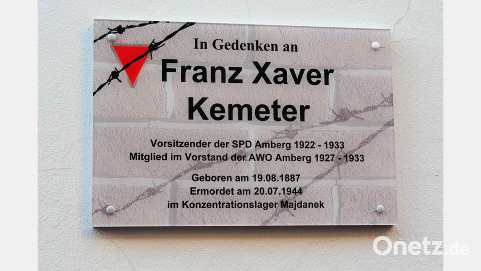 Die SPD Amberg erinnert an den Holocaust-Gedenktag. Im Bild die Gedenktafel für Franz Xaver Kemeter. Bild: Dieter Weiß/exb