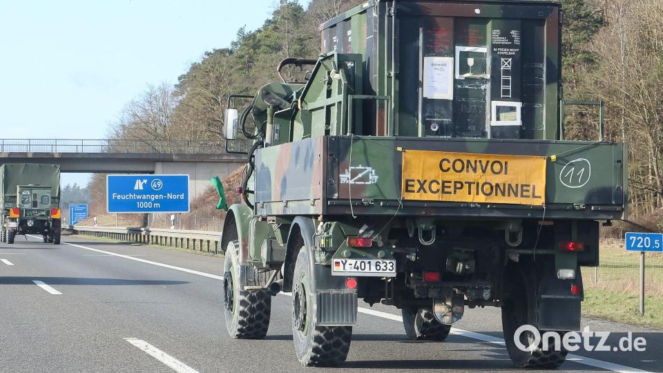 Bundeswehrfahrzeuge fahren auf der A6 bei Feuchtwangen-Nord. Mehr als 100 Militärfahrzeuge werden vom bayerischen Grafenwöhr nach Stetten am kalten Markt in Baden-Württemberg unterwegs sein. Bild: Daniel Löb