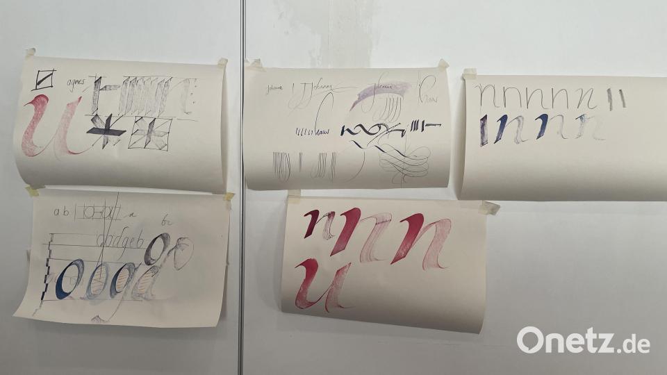Beim Kalligrafie-Kurs in der Amberger Zeitung gab es viele Anregungen, Schönes zu gestalten. Bild: Birgit Färber/exb