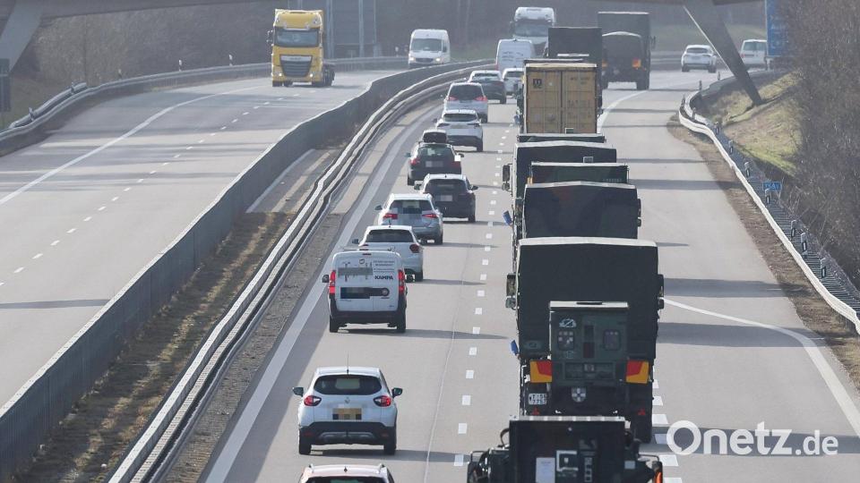 Bundeswehrfahrzeuge fahren am Donnerstagmorgen von Grafenwöhr aus nach Baden-Württemberg. Bild: Daniel Löb