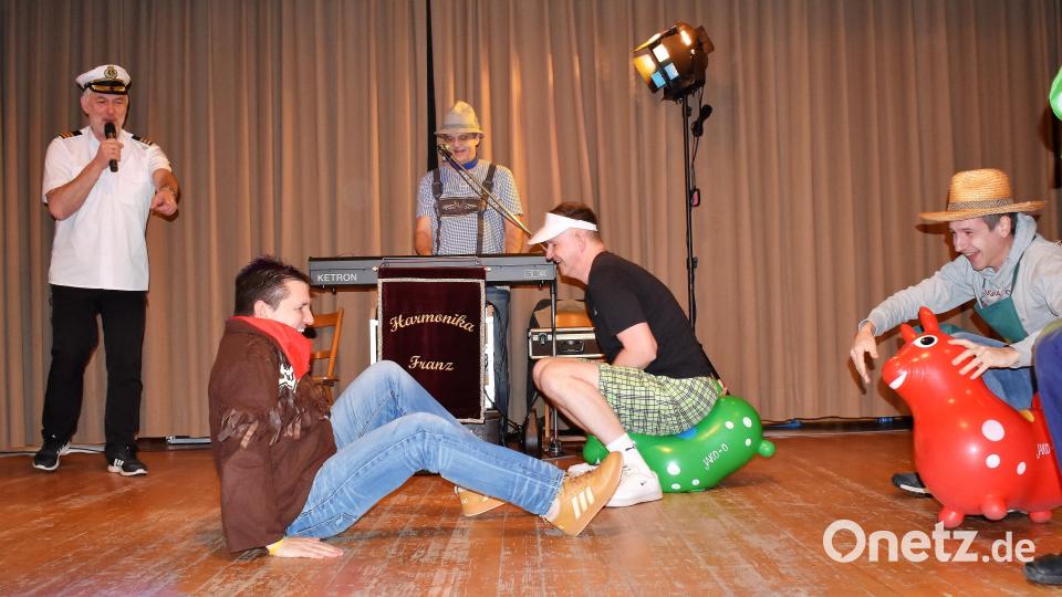 Nicht nur die Kleinen, auch die Großen haben beim Kinderfasching der Pfarrgemeinde viel Spaß beim &quot;Gummitier-Hüpfen&quot;. Bild: rgr