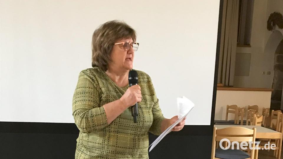 Anni Lautenbacher trug unter anderem ihr Mundartgedicht „Der Vorsatz“ vor. Bild: Rita König/exb