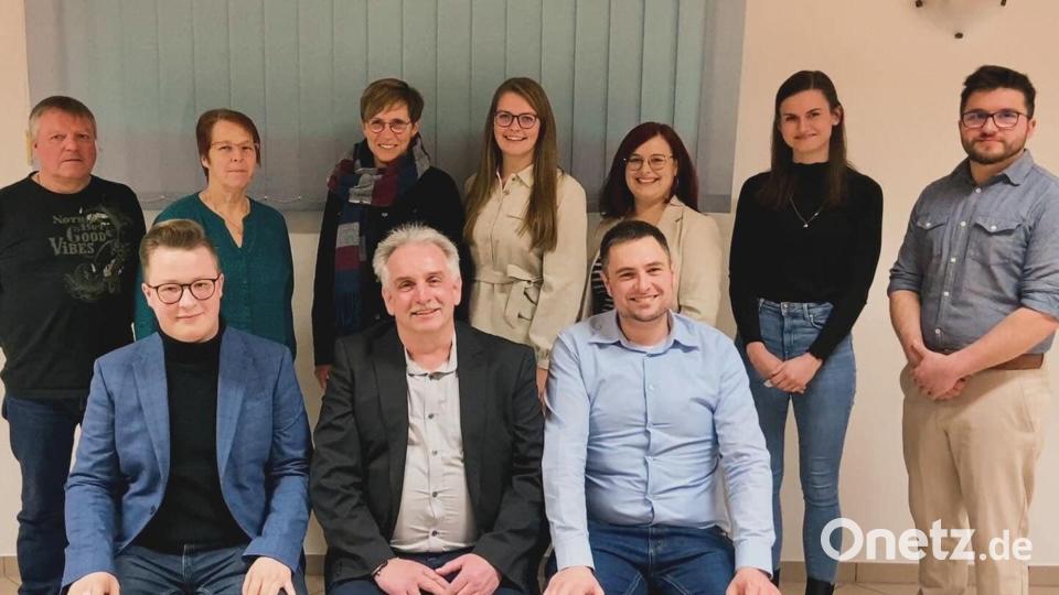 Neuwahlen gab es bei der Stiftländer Jugend- und Blaskapelle. Auf dem Bild (stehend, von links) Hans-Peter Zeus, Martina Sölch, Evi Siller, Stefanie Ernstberger, Heike Bachofner, Michaela Ernstberger und Stephan Hegen sowie (sitzend, von links) Stephan Sölch, Alexander Riedl und Tobias Gabel. Bild: Stiftländer Jugend- und Blaskapelle/exb