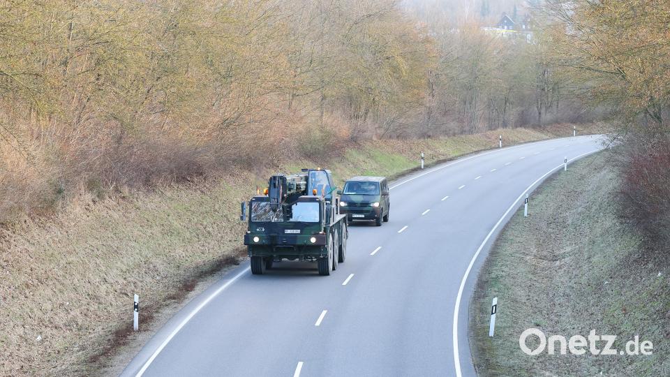 Bundeswehrfahrzeuge fahren auf der B299 bei Amberg. Bild: Daniel Löb