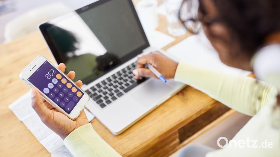 Der Wechsel zur Lohnsteuerklasse II kann digital durchgeführt werden, muss allerdings zuerst beim Finanzamt beantragt werden. Wer dies nicht tut, kann dies ebenso über die ganz normale Jahressteuererklärung machen. Symbolbild: Robert Kneschke – stock.adobe.com