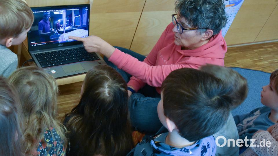 Die große Druckmaschine, auf der in Weiden alle Zeitungsausgaben von Oberpfalz-Medien gedruckt werden, interessierte die Kinder besonders. Redakteurin Heike Unger zeigte ihnen in einem Video, wie sie funktioniert. Bild: Stephan Huber