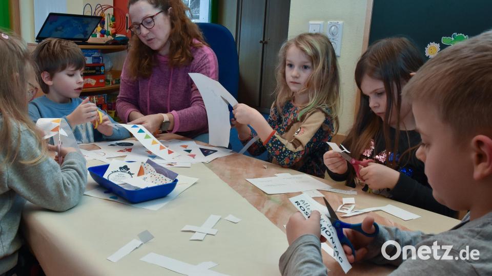 Malen, ausschneiden, aufkleben: Kindergartenkinder aus St. Maria Schnaittenbach und Kinderpflegerin Claudia Wiesmeth gestalten zwei Kinderseiten für Oberpfalz-Medien zum Thema Fasching. Bild: Stephan Huber