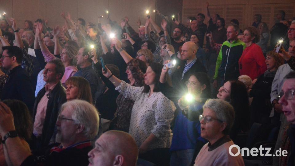Die Fans zücken bei den ruhigeren Songs ihre Handys und singen mit. Bild: Kunz