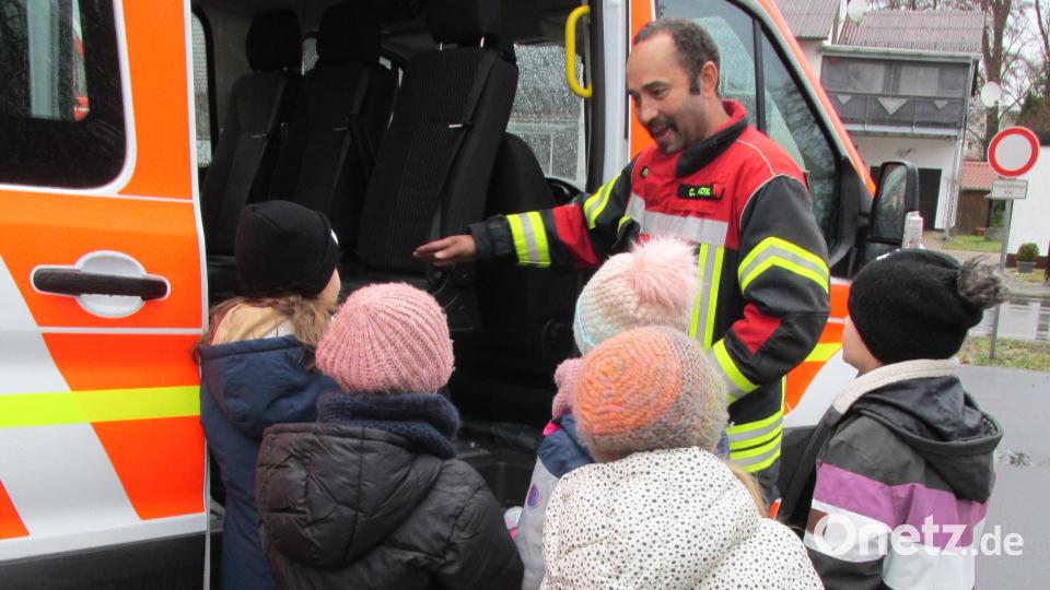 Christopher Hörl ließ die Kinder auch einen Blick in den Mannschaftstransportwagen werfen. Bild: Grundschule Immenreuth/exb