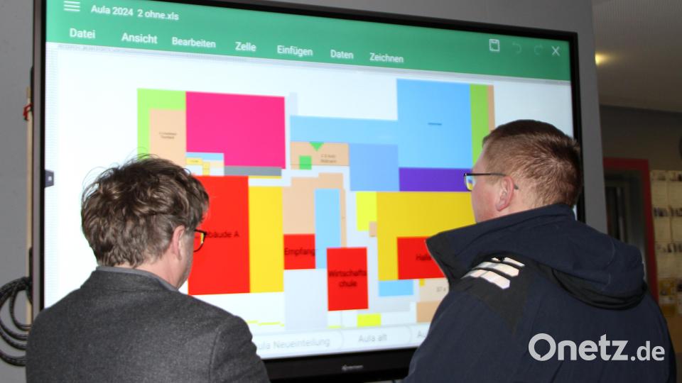 Genau wurde der Lageplan mit den Möglichkeiten der Stände studiert. Bild: lep