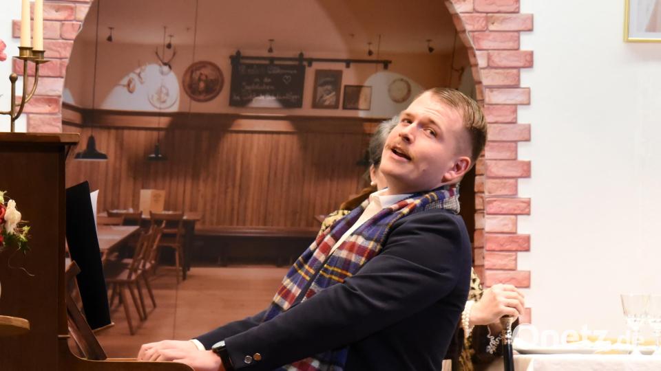 Max Gebhardt gibt den Grafensohn Edgar von Hackenstein, der oft zu tief ins Glas schaut und dann in Melancholie am Klavier in die Tasten greift . Bild: nag